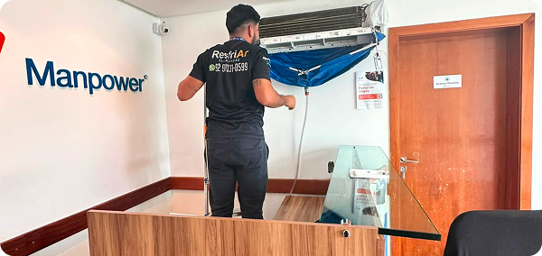 Técnico da Resfriar em manutenção de ar-condicionado em escritório em Manaus
