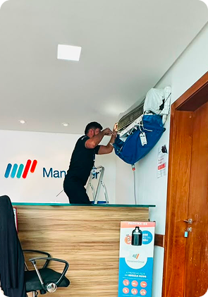 Limpeza de ar-condicionado com bolsa coletora em recepção de empresa em Manaus