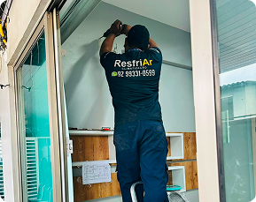 Técnico da Resfriar fazendo manutenção de ar-condicionado em sala comercial em Manaus